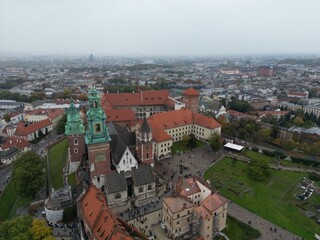 Zamek na Wawelu - Kraków - Polska - widok z drona na Zamek Królewski na Wawelu