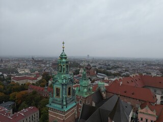 Kraków - zamek na Wawelu - Polska - zamek nagrany dronem w jesiennej aurze © Konrad