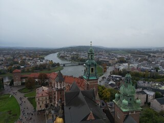 Kraków - zamek na Wawelu - Polska - zamek nagrany dronem w jesiennej aurze © Konrad