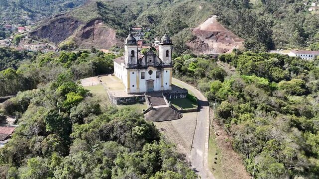 V&iacute;deo a&eacute;reo da Igreja de S&atilde;o Francisco de Paula, no centro hist&oacute;rico de Ouro Preto, Minas Gerais, Brasil. um video de drone	
