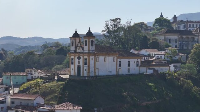 V&iacute;deo a&eacute;reo da Igreja de S&atilde;o Francisco de Paula, no centro hist&oacute;rico de Ouro Preto, Minas Gerais, Brasil. um video de drone	