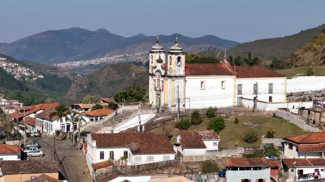 Uma imagem a&eacute;rea da Igreja Matriz de Santa Efig&ecirc;nia, centro hist&oacute;rico de Ouro Preto, Minas Gerais, Brasil. Um v&iacute;deo de drone. 