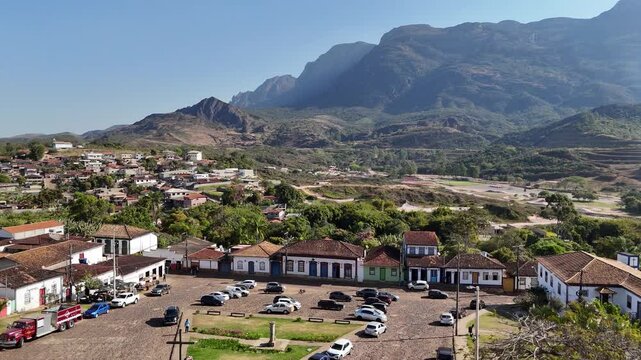V&iacute;deo a&eacute;reo da Igreja Matriz de Nossa Senhora da Concei&ccedil;&atilde;o no centro hist&oacute;rico de Catas Altas, com a Serra do Cara&ccedil;a ao fundo, Minas Gerais, Brasil. 