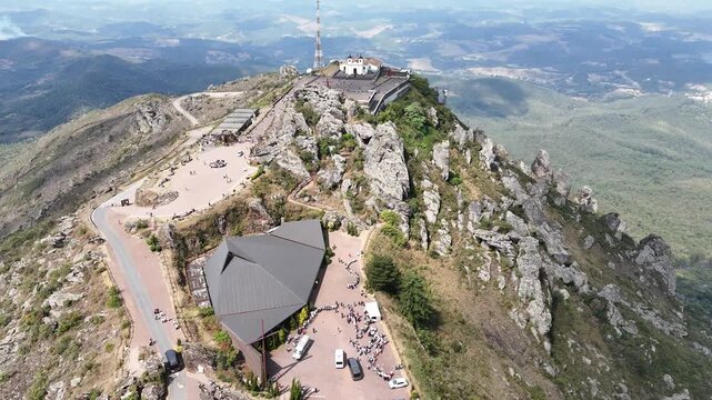 Uma vista a&eacute;rea do Santu&aacute;rio Bas&iacute;lica de Nossa Senhora da Piedade, e da Serra da Piedade, Caet&eacute;, Minas Gerais, Brasil. Um v&iacute;deo de Drone. 