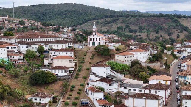 V&iacute;deo a&eacute;reo do centro hist&oacute;rico de Serro, com a Igreja de Santa Rita, Serro, Minas Gerais, Brasil. V&iacute;deo de Drone. 