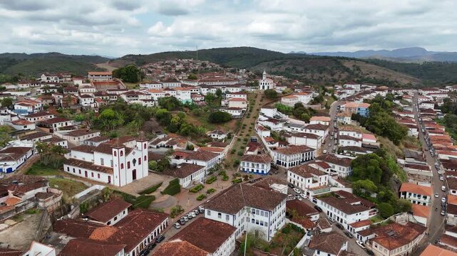 V&iacute;deo a&eacute;reo do Centro Hist&oacute;rico de Serro, Minas Gerais, Brasil. Um v&iacute;deo de drone. 