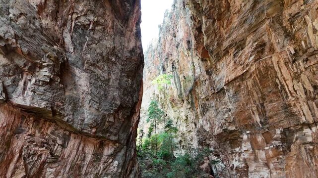 Vista a&eacute;rea do Arco do Andr&eacute;, uma caverna com mais de 100m, trilha do Parque de Cavernas do Perua&ccedil;u, Janu&aacute;ria, Minas Gerais, Brasil. Um v&iacute;deo de drone! 
