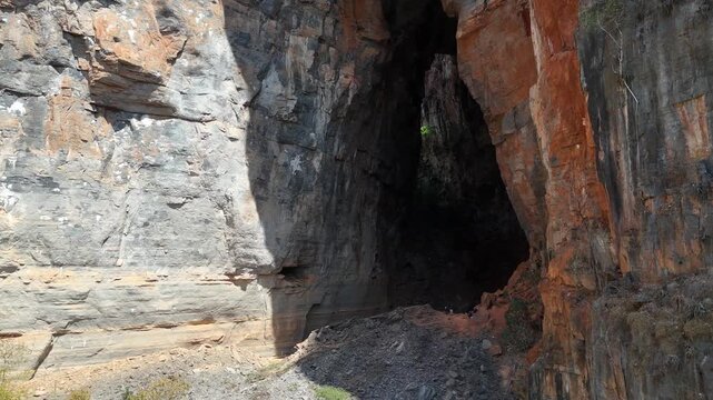 Vista a&eacute;rea do Arco do Andr&eacute;, uma caverna com mais de 100m, trilha do Parque de Cavernas do Perua&ccedil;u, Janu&aacute;ria, Minas Gerais, Brasil. Um v&iacute;deo de drone! 