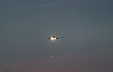 Fototapeta premium Airplane Landing in Vibrant Evening Colors