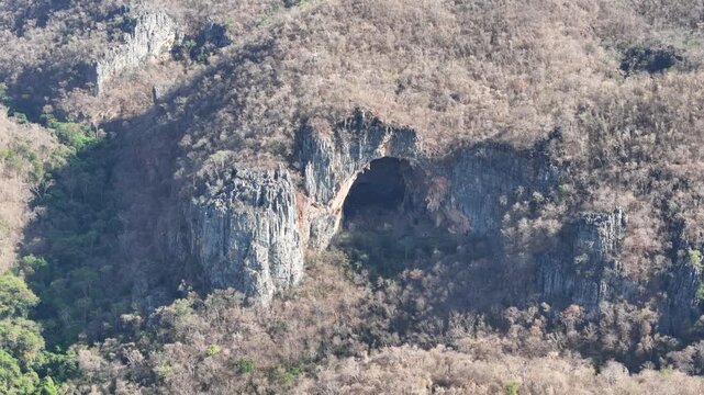 Vista a&eacute;rea do Parque de Cavernas do Perua&ccedil;u, Janu&aacute;ria, Minas Gerais, Brasil. Um v&iacute;deo de drone! 