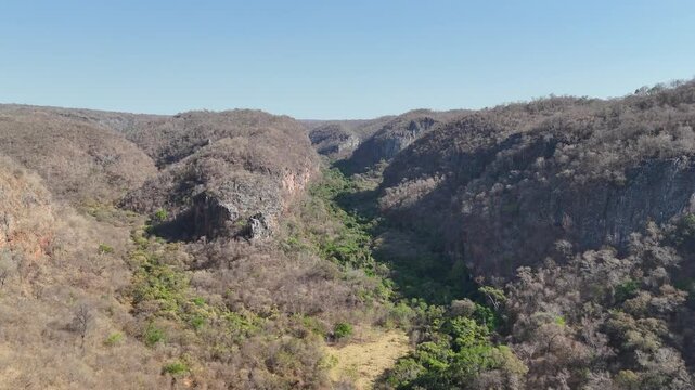 Vista a&eacute;rea do Parque de Cavernas do Perua&ccedil;u, Janu&aacute;ria, Minas Gerais, Brasil. Um v&iacute;deo de drone! 