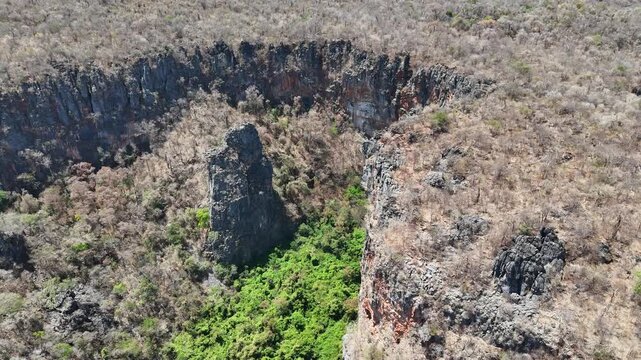 Vista a&eacute;rea do Arco do Andr&eacute;, uma caverna com mais de 100m, trilha do Parque de Cavernas do Perua&ccedil;u, Janu&aacute;ria, Minas Gerais, Brasil. Um v&iacute;deo de drone! 