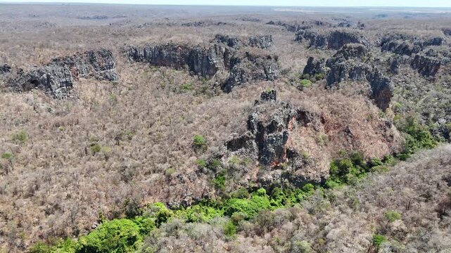 Vista a&eacute;rea do Parque de Cavernas do Perua&ccedil;u, Janu&aacute;ria, Minas Gerais, Brasil. Um v&iacute;deo de drone! 
