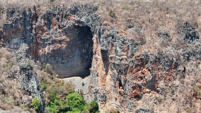 Vista a&eacute;rea do Arco do Andr&eacute;, uma trilha do Parque de Cavernas do Perua&ccedil;u, Janu&aacute;ria, Minas Gerais, Brasil. Um v&iacute;deo de drone! 