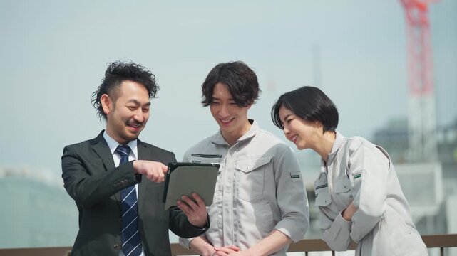 スーツの営業担当と作業員の会話