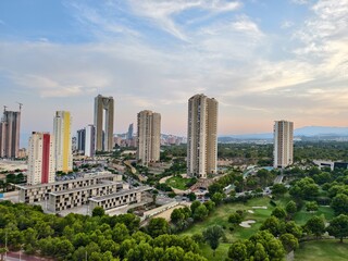 Obraz premium A Beautiful Modern Urban Landscape Featuring Vibrant Greenery and Tall Skyscrapers