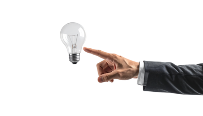 発想を象徴する光の電球に触れるビジネスマンの手|背景なし・透過PNG・コピースペース