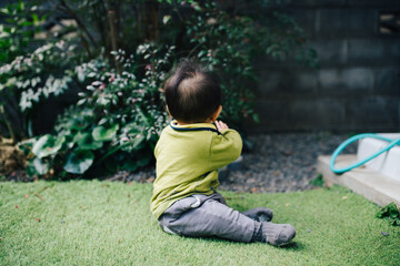 芝生の上に座る赤ちゃん