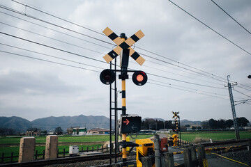 点滅する田舎の遮断機