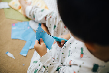 ハサミの練習をする幼児