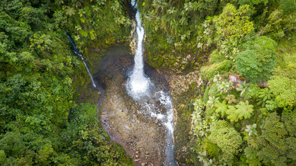 Cascada rodeada de selva en Costa Rica © David