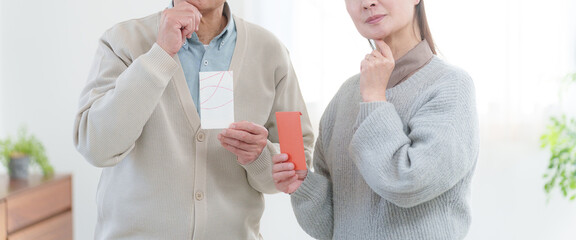 孫にお年玉をあげる祖父母