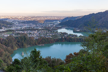 夕方の津久井湖を上から見下ろす