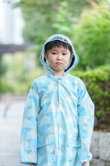 雨の日にレインコートを着ている子供