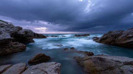Obraz premium Dramatic coastal seascape with rocky shoreline and dark storm clouds