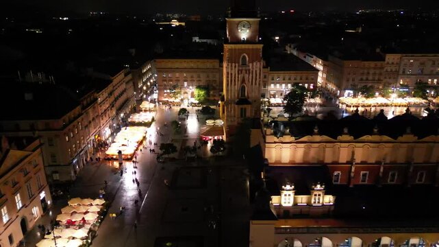 Krak&oacute;w - Polska - kości&oacute;ł Mariacki i rynek wieczorem nagrany z drona