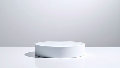 水を張った波紋の広がるディスプレイ用の白い円柱の台座　空白の空間とシンプルな背景　商品・展示の台