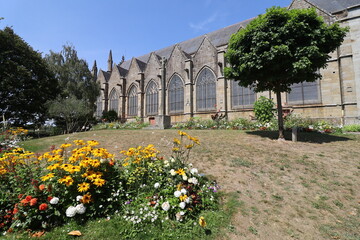 Naklejka premium Jardin public à côté de l'église Saint Léonard, ville de Fougères, département d'Ille et Vilaine, Bretagne, France