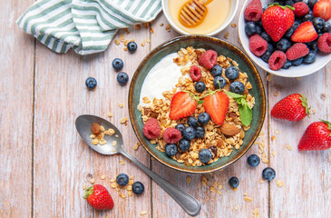 Healthy yogurt granola bowl with fresh berries