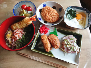 Japanese fast food - An example of a set meal of inari sushi and shrimp tempura soba (with a small bowl of Tsukimi Tororo and a small plate of croquettes, and dessert) / 和食のファストフード～稲荷寿司と海老天そばの定食セットの一例