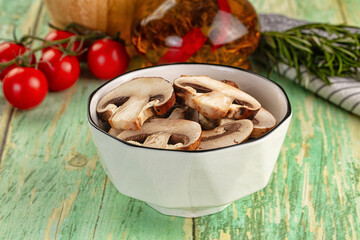 Sliced raw brown royal champignon