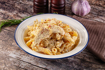 Creamy pasta Alfredo with chicken