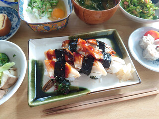 A conger eel Edomae nigiri / 焼きアナゴの江戸前握り寿司の定食セットの例