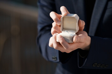 婚約指輪を渡してプロポーズする男性