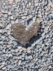 Coeur réalisé avec des cailloux