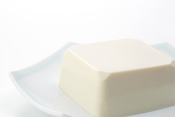 白い背景に置かれた豆腐のクローズアップ