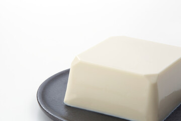白い背景に置かれた豆腐のクローズアップ