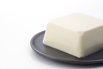 白い背景に置かれた豆腐のクローズアップ