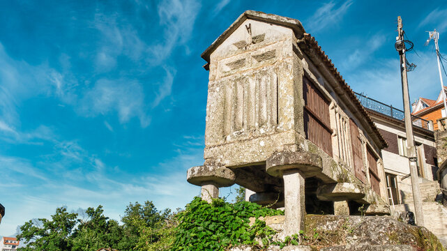 Hermoso h&oacute;rreo tradicional elevado sobre pilares para evitar la entrada de humedad y animales en la villa de Ponte Sampaio, Pontevedra, Espa&ntilde;a