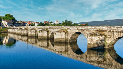 Reflejo del puente medieval de Ponte Sampaio sobre el agua del río Verdugo en la provincia de Pontevedra, España