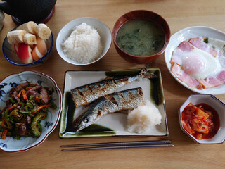 Autumn flavors: Grilled salted autumn saury set meal (includes small side dishes, small dishes and dessert) / 秋の味覚，秋サンマの塩焼き定食 (小鉢料理と小皿料理・デザート付き)