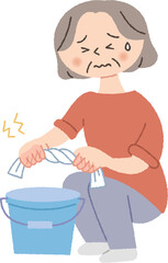 雑巾絞りで手が荒れているシニア女性