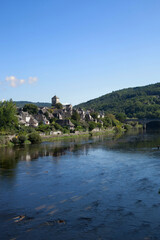 Argentat sur Dordogne petite ville de Corrèze bordée par la rivière Dordogne