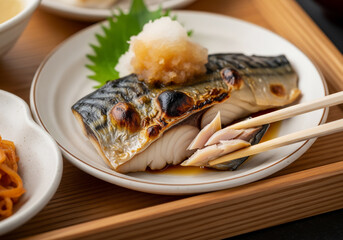 香ばしく焼き上げた鯖の塩焼きを食べる
