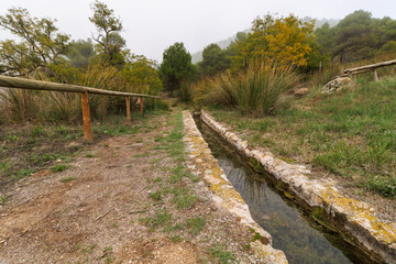 Canalizaci&oacute;n de agua de manantial de la fuente de Mariola en el parque natural, Bocairent, Espa&ntilde;a