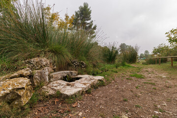 Fuente de manantial de agua canalizada en el parque natural sierra de Mariola, Bocairent, Espa&ntilde;a